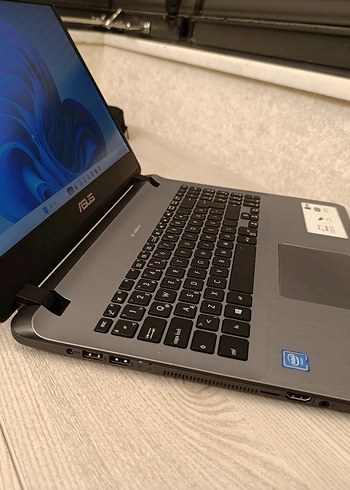 Gri Asus Laptop - Görsel 2