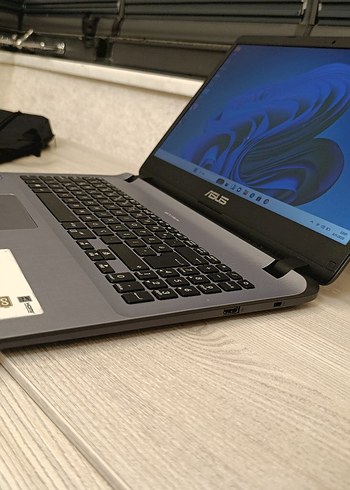 Gri Asus Laptop - Görsel 3