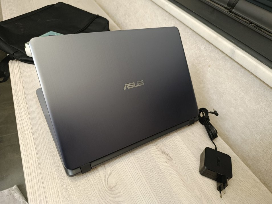 Gri Asus Laptop - Görsel 4