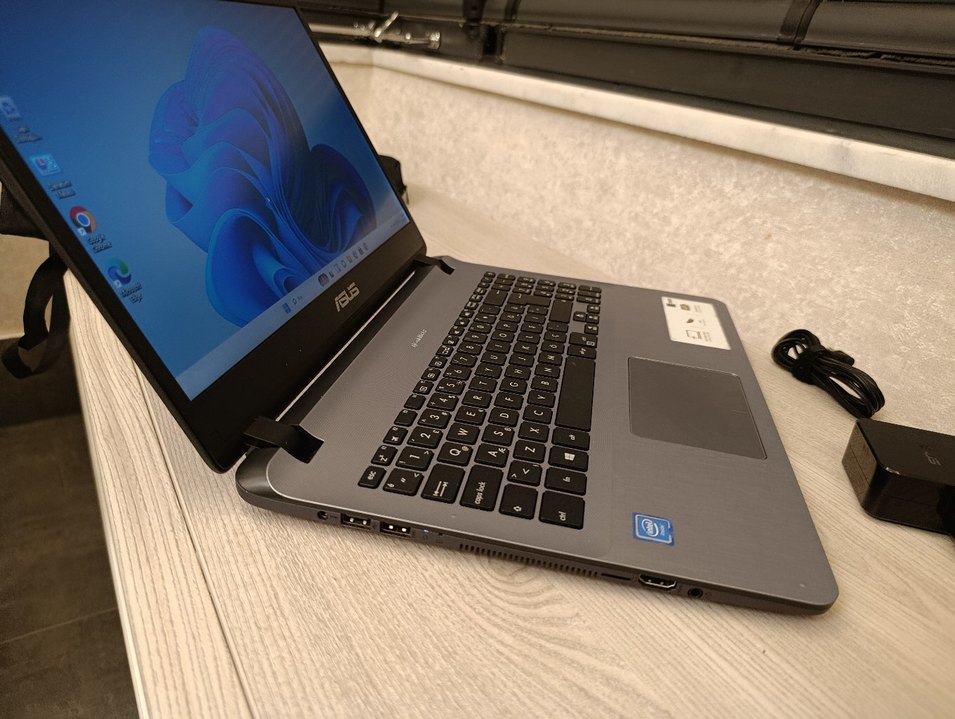 Gri Asus Laptop - Görsel 2