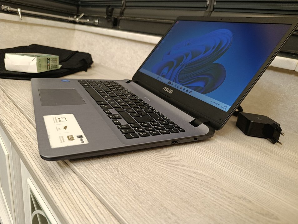 Gri Asus Laptop - Görsel 3