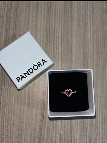 pandora kirmizi kalp yuzuk