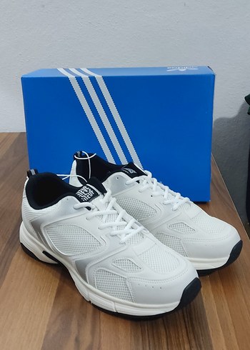 Beyaz Bağcıklı Erkek Spor Ayakkabı