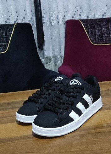 Adidas Hafif ve rahat spor ayakkabı