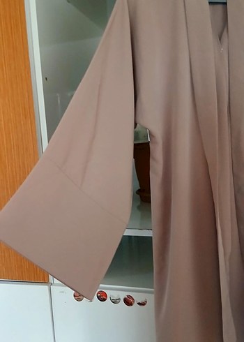 Bej önü çıtçıtlı bel bağlamalı ferace