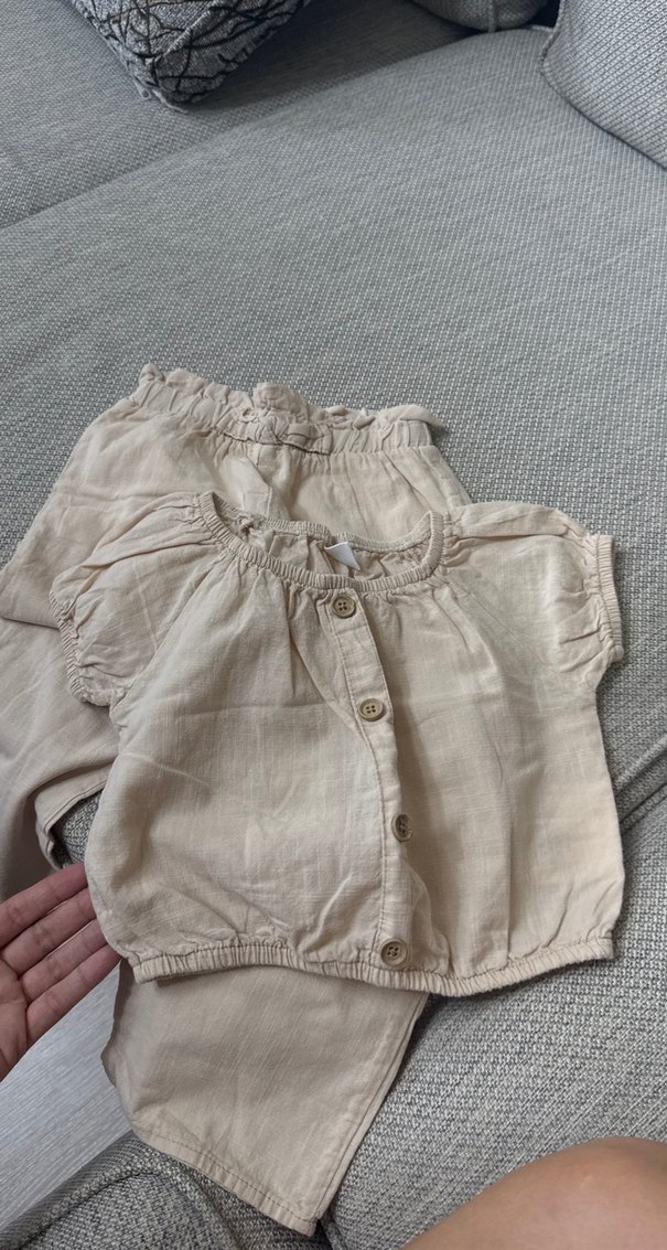 Bej Kısa Kollu Bebek Kız Takımı. keten kumaş. Hiç kullanılmadı. - Görsel 4