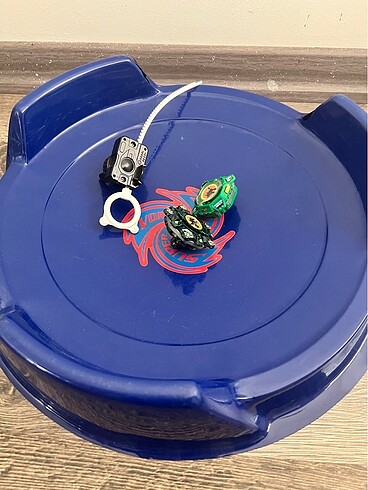 Beyblade iki adet ve saha