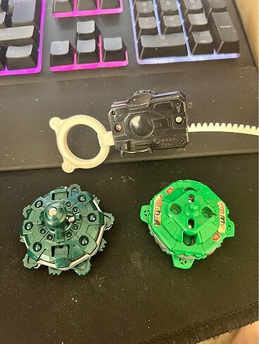  Beyblade iki adet ve saha