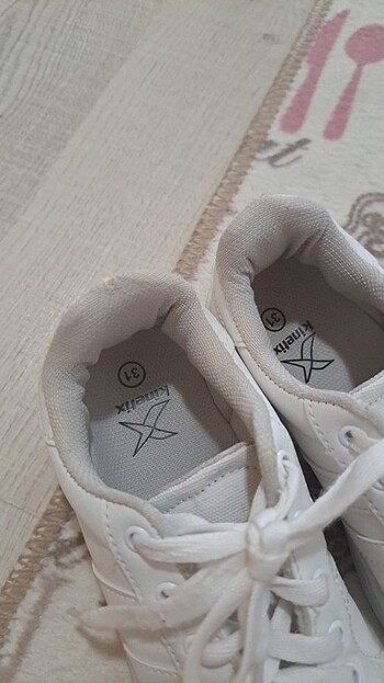 31 numara beyaz ayakkabı yırtık sökük vb kusur yoktur  - Görsel 2