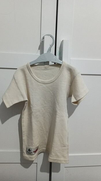 Yün atlet ve t-shirt birlikte