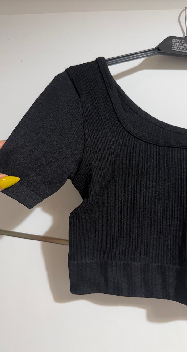 Siyah Kısa Kollu Crop Top - Görsel 2