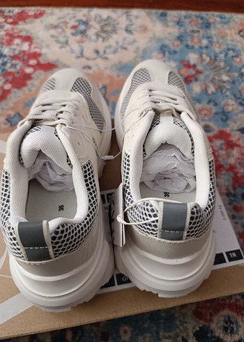 zara 35 nmr Beyaz Gri Desenli Dolgu Topuklu Spor Ayakkabı - Görsel 7