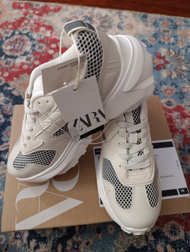 zara 35 nmr Beyaz Gri Desenli Dolgu Topuklu Spor Ayakkabı - Görsel 2