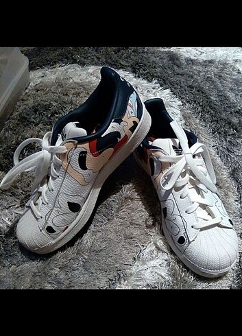 Adidas 38.5 nmr süperstar spor ayakkabı. kutusu mevcut değil. Bi