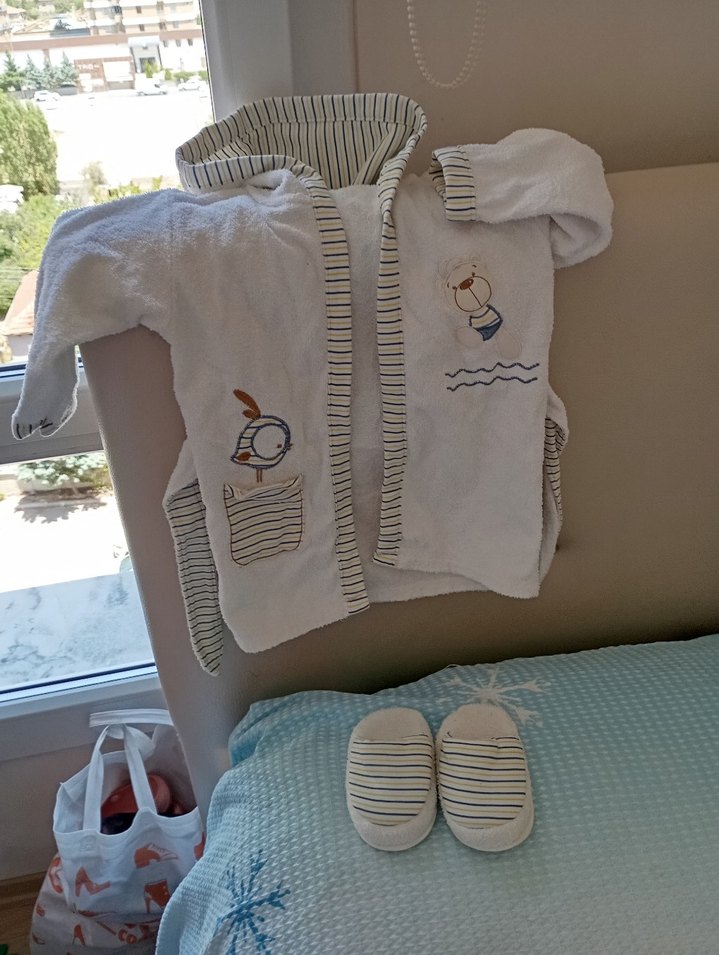 Erkek Çocuk Nakışlı Beyaz Bornoz ve Terlik Seti - Görsel 2