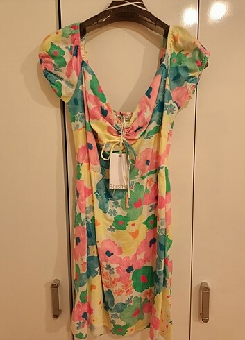 m Beden çeşitli Renk BERSHKA ELBİSE ETİKETİ ÜZERİNDE