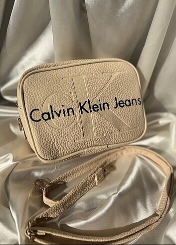 Calvin Klein canta 