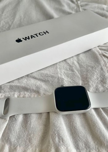 Apple Watch Beyaz Akıllı Saat ve Şarj Kablosu