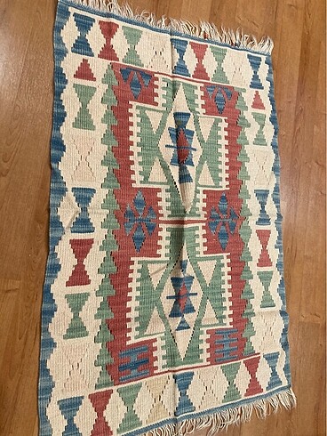 El dokuması yün kilim