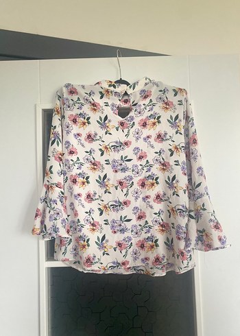 Bohem Beyaz Çiçek Desenli V Yakalı Bluz - Görsel 2