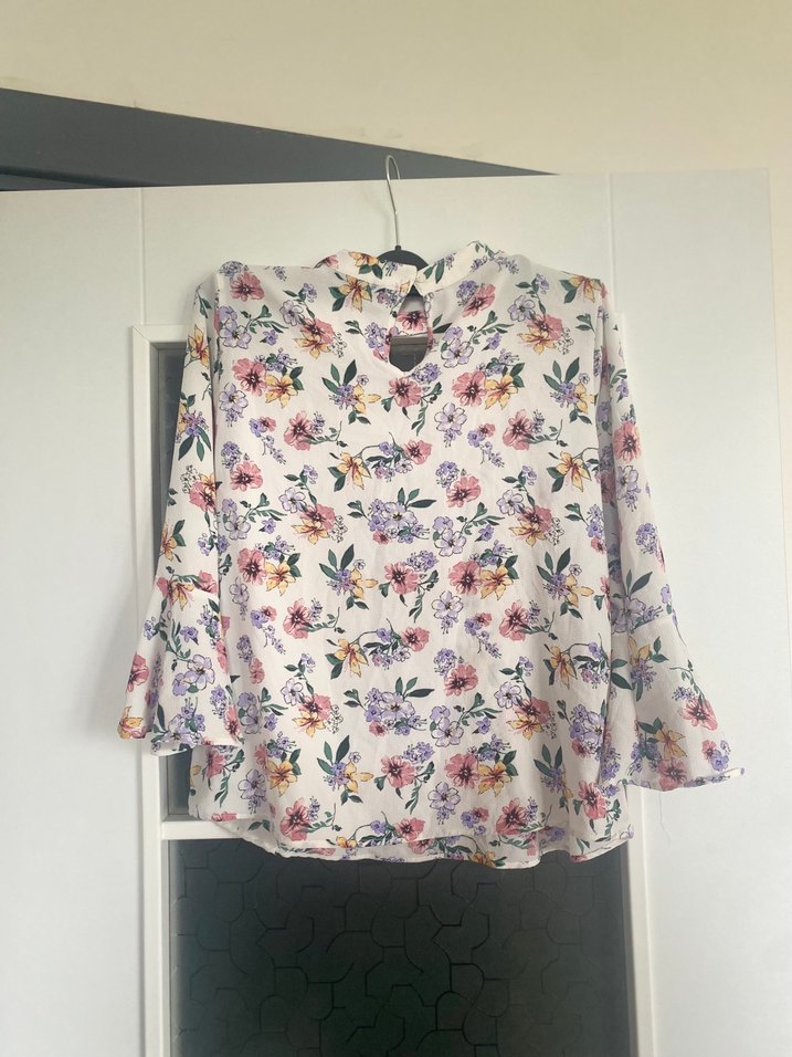 Bohem Beyaz Çiçek Desenli V Yakalı Bluz - Görsel 2