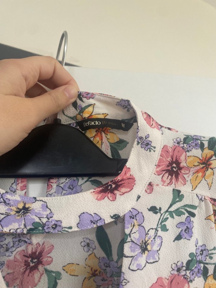 Bohem Beyaz Çiçek Desenli V Yakalı Bluz - Görsel 3