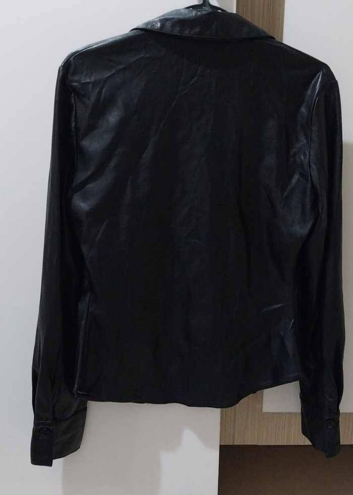 Düğmeli Siyah Deri Kadın gömlek - Görsel 3