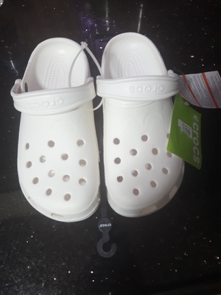 Orjinal crocs etiketi üstünde