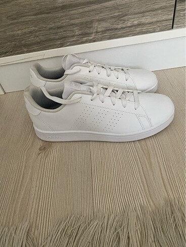 Sıfır giyilmemiş Adidas ayakkabı