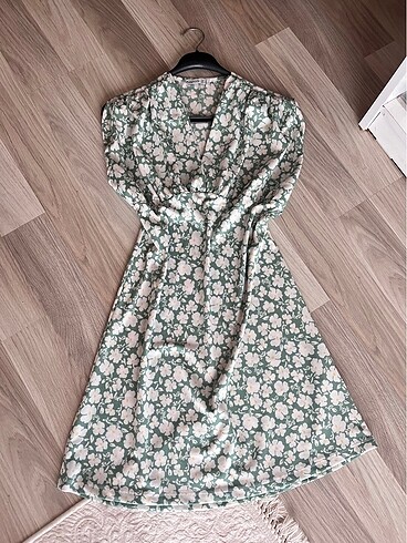Zara çiçekli vintage desenli yeşil elbise
