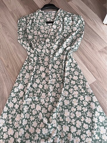 çiçekli vintage desenli yeşil elbise