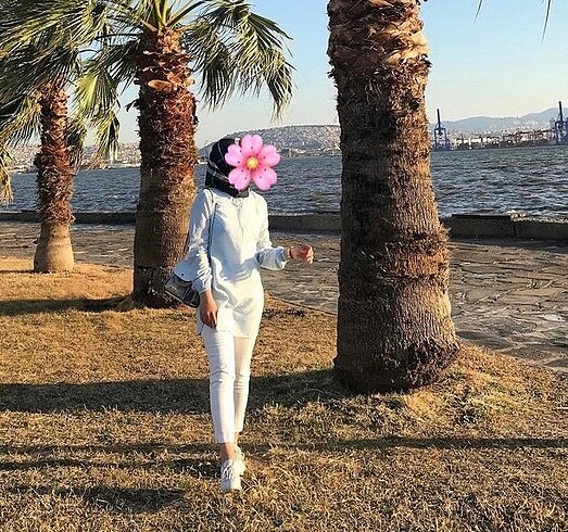 Kadın beyaz pantolon