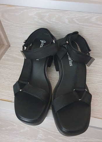 40 Beden Siyah Toka Detaylı Dolgu Topuklu Kadın Sandalet