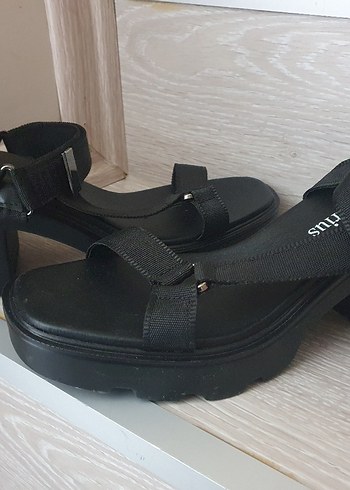 Stradivarius Siyah Toka Detaylı Dolgu Topuklu Kadın Sandalet