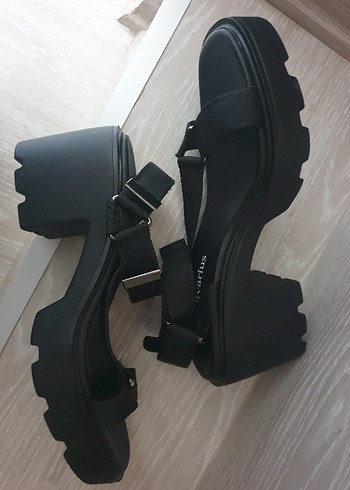 Siyah Toka Detaylı Dolgu Topuklu Kadın Sandalet - Görsel 6