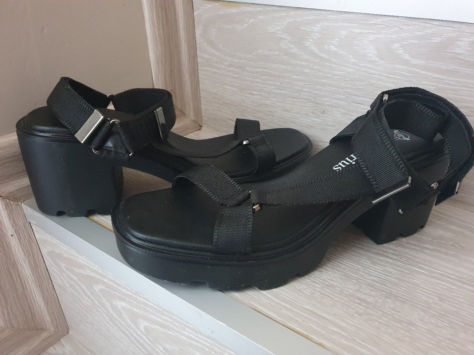 Siyah Toka Detaylı Dolgu Topuklu Kadın Sandalet - Görsel 3