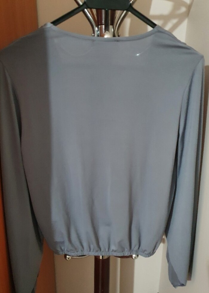 Gri kruvaze yaka bluz - Görsel 4