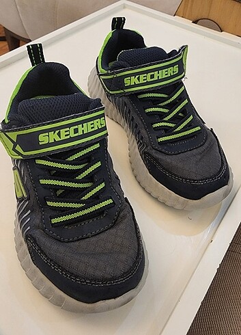 Skechers orjinal 30 numara erkek ayakkabi...deformasyonu yoktur.