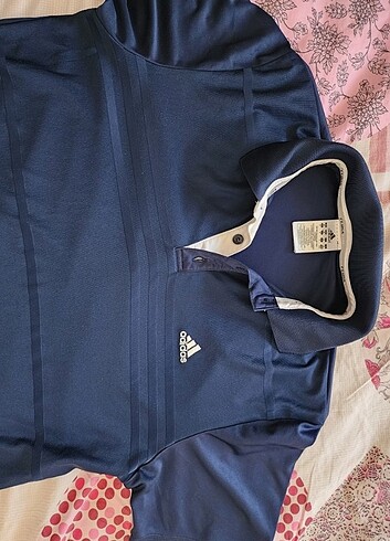 Standart Beden Beden lacivert Renk Adidas marka erkek orjinal M BEDEN SIFIR ayarındaÜrün orjinaldi