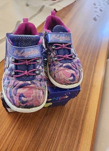 25 Beden SKECHERS S LİGHT KIZ ÇOCUK AYAKKABISI 25 NUMARA. Işıkları yanıyo