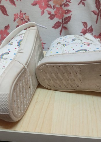 Kızlar için Beyaz Bağcıklı ve Cırtcırtlı Spor Ayakkabı - Görsel 4