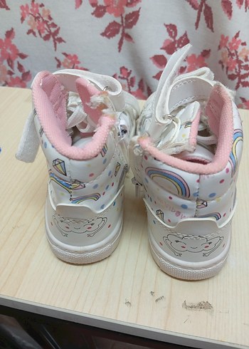 Kızlar için Beyaz Bağcıklı ve Cırtcırtlı Spor Ayakkabı - Görsel 6