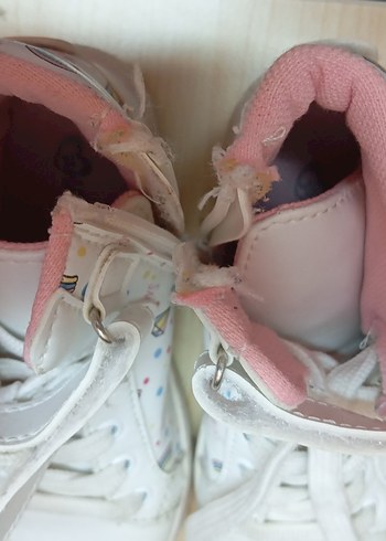 Kızlar için Beyaz Bağcıklı ve Cırtcırtlı Spor Ayakkabı - Görsel 3