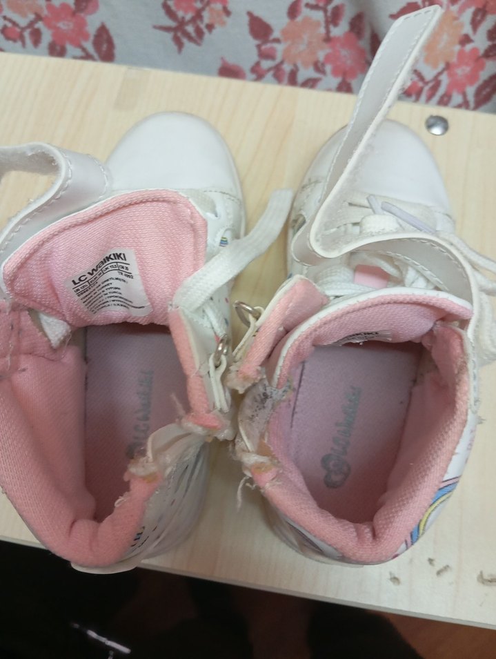 Kızlar için Beyaz Bağcıklı ve Cırtcırtlı Spor Ayakkabı - Görsel 2