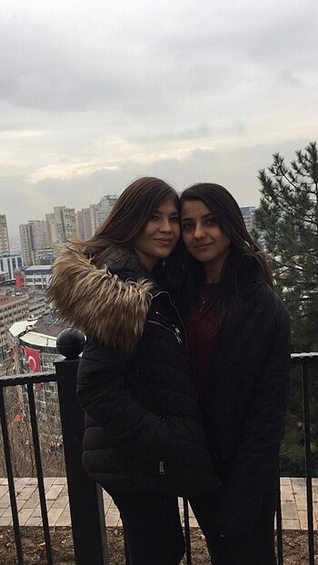 Temiz siyah kürklü şişme mont