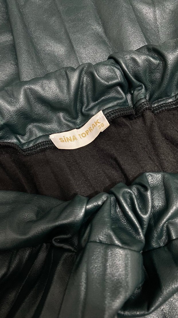 Deri Parlak Yeşil Pileli Uzun Etek - Görsel 2