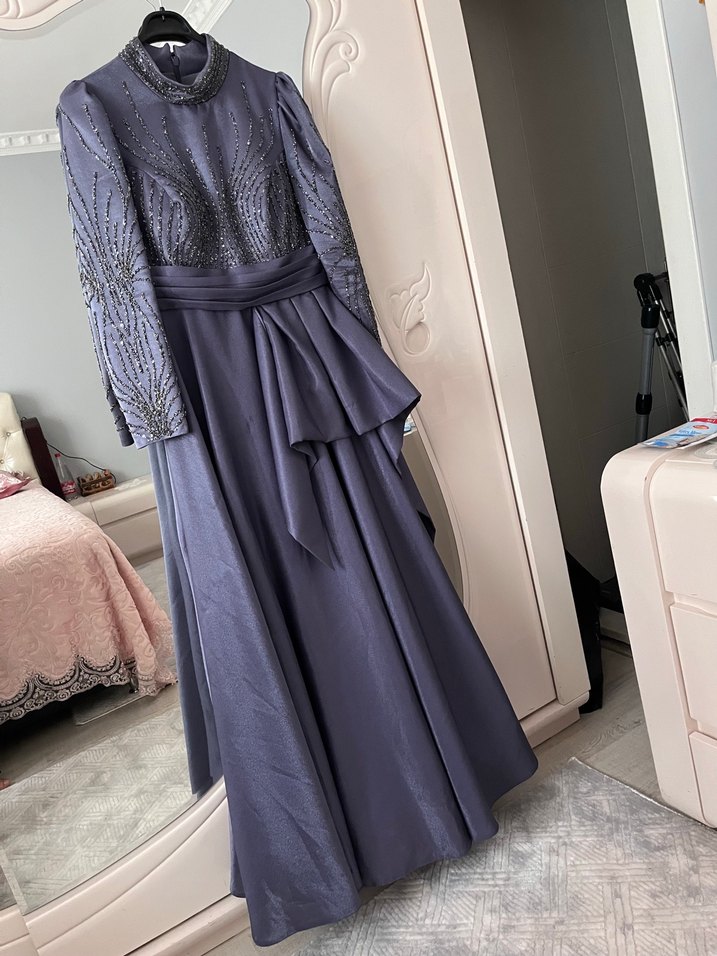 Hennin marka Uzun Kollu İşlemeli Mor Abiye elbise - Görsel 3