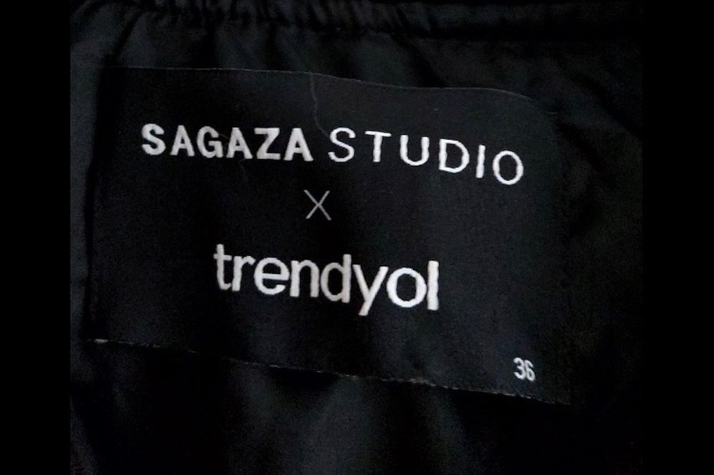 Cep Detaylı Siyah Kapüşonlu Midi Ceket - Görsel 2