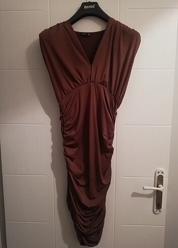 Yandan Büzgülü Kahverengi Elbise 