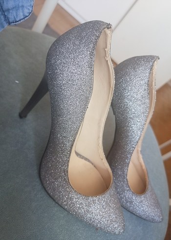 Diğer gümüş simli stiletto
